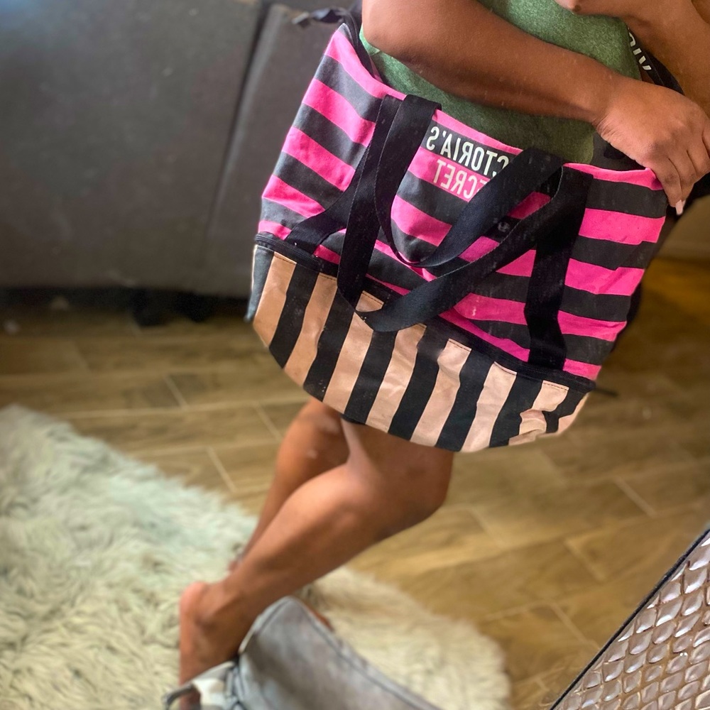 Duffle Bagss❗️💕 - Picture 3 of 4